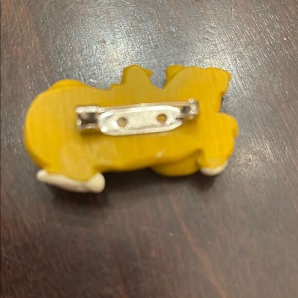 Charming Yellow Cat Brooch - Picture 2 of 3